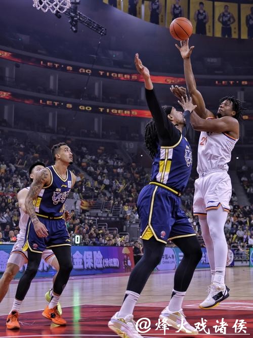 输球之后迅速反弹，上海大鲨鱼客场40分大胜广东队